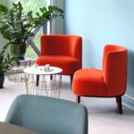 Маленькие кресла в оранжевой красной ткани