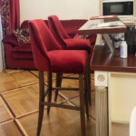 Барный стул в красном велюре деревянные ножки