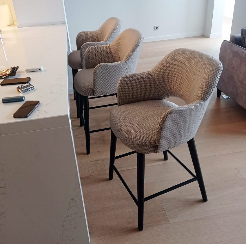 Барный стул с подлокотниками Рольф в интерьере. Фото 1