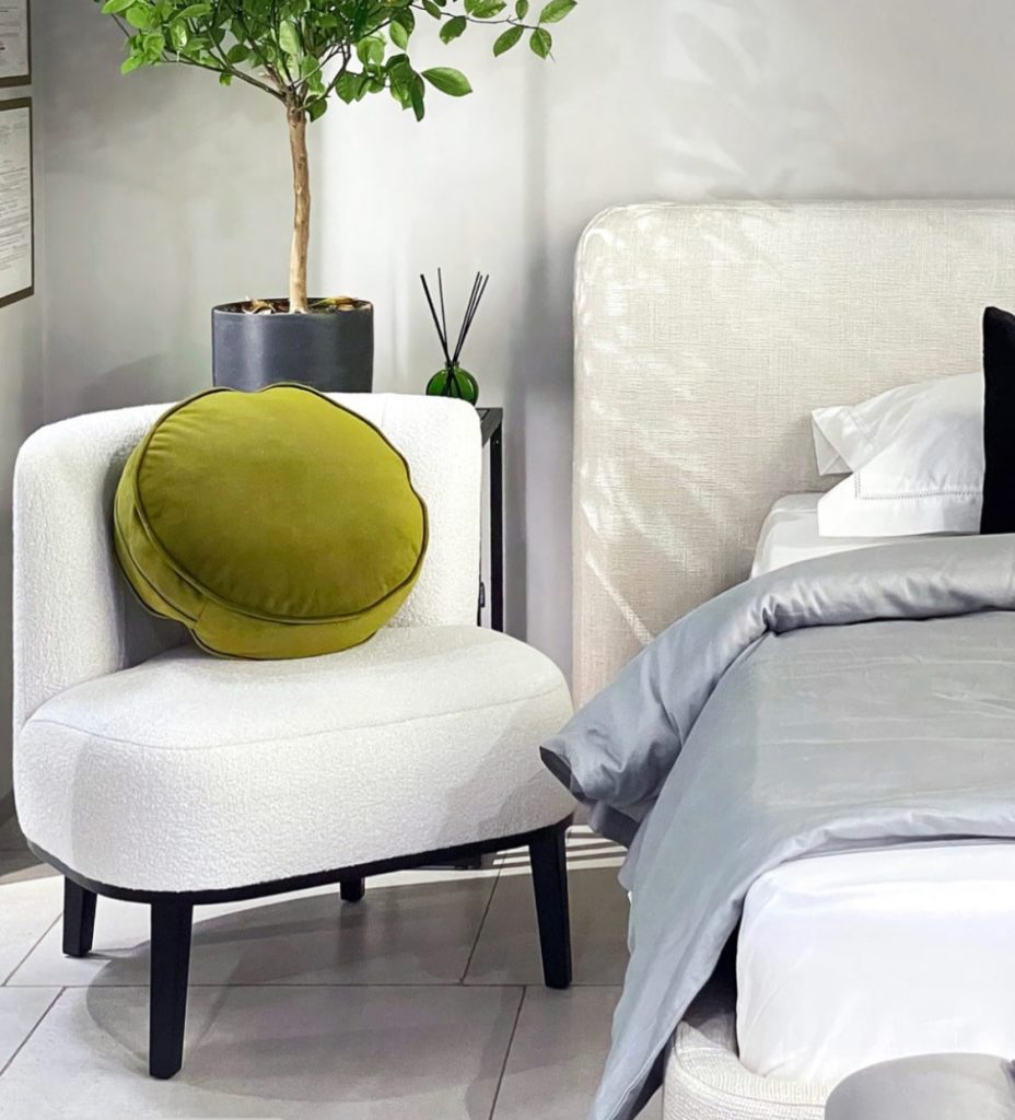 Маленькое акцентное кресло Марк в интерьере. Фото 2
