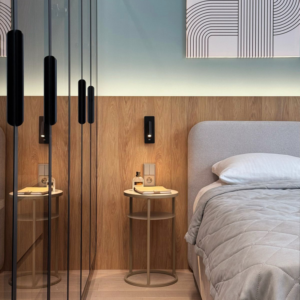 Кровать Тадао с подъемным механизмом в интерьере в обивке: Domiart Aura 12 Stone, дизайн от: Светлана Аверáтс. Фото 6