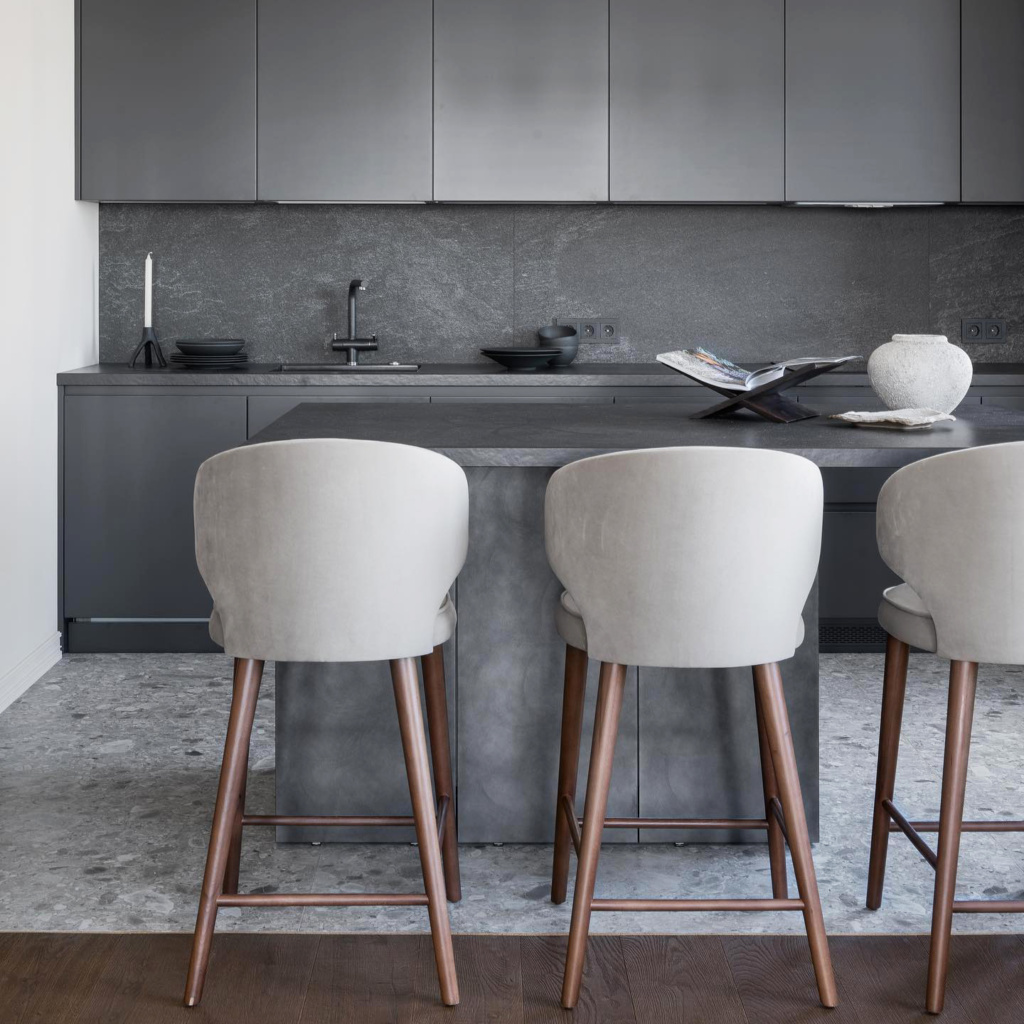 Барный стул Вито в интерьере в обивке:  Teddy 313, дизайн от: Дина Вафина. Фото 5