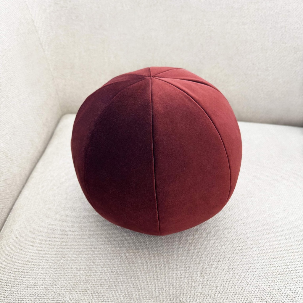 Декоративная подушка шар с плотным наполнителем в интерьере в обивке: Paddington 10. Фото 2