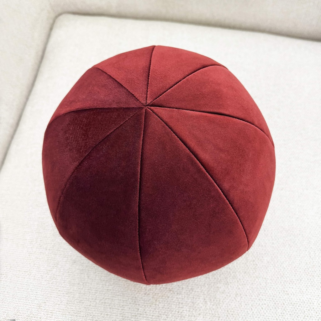 Декоративная подушка шар с плотным наполнителем в интерьере в обивке: Paddington 10. Фото 1