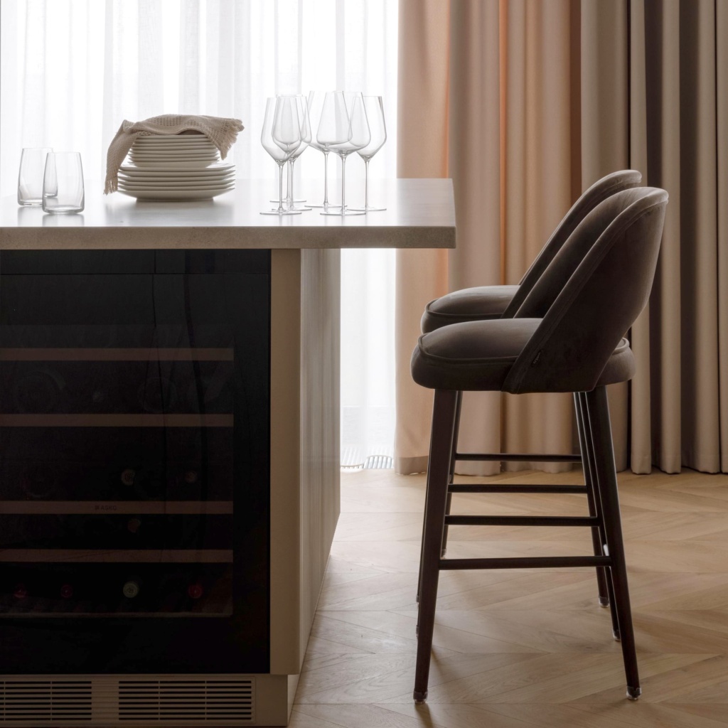 Барный стул Тайлер в интерьере в обивке: Art Vision Paddington 06, дизайн от: Наталья Кашкарёва. Фото 4