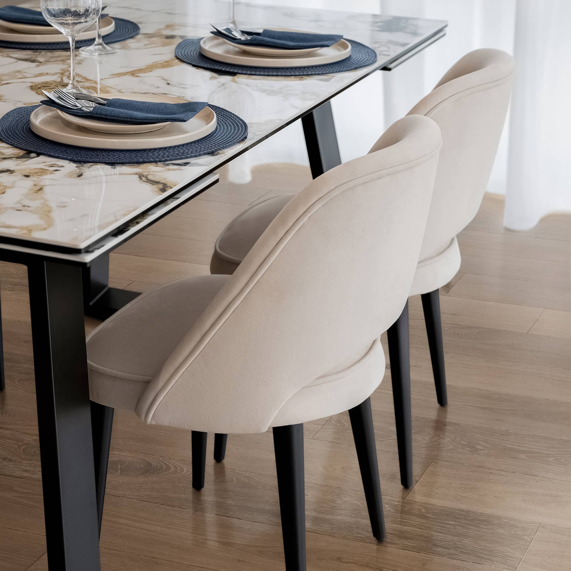 Обеденный стул Тайлер в интерьере в обивке: Egida Teddy 003. Фото 3