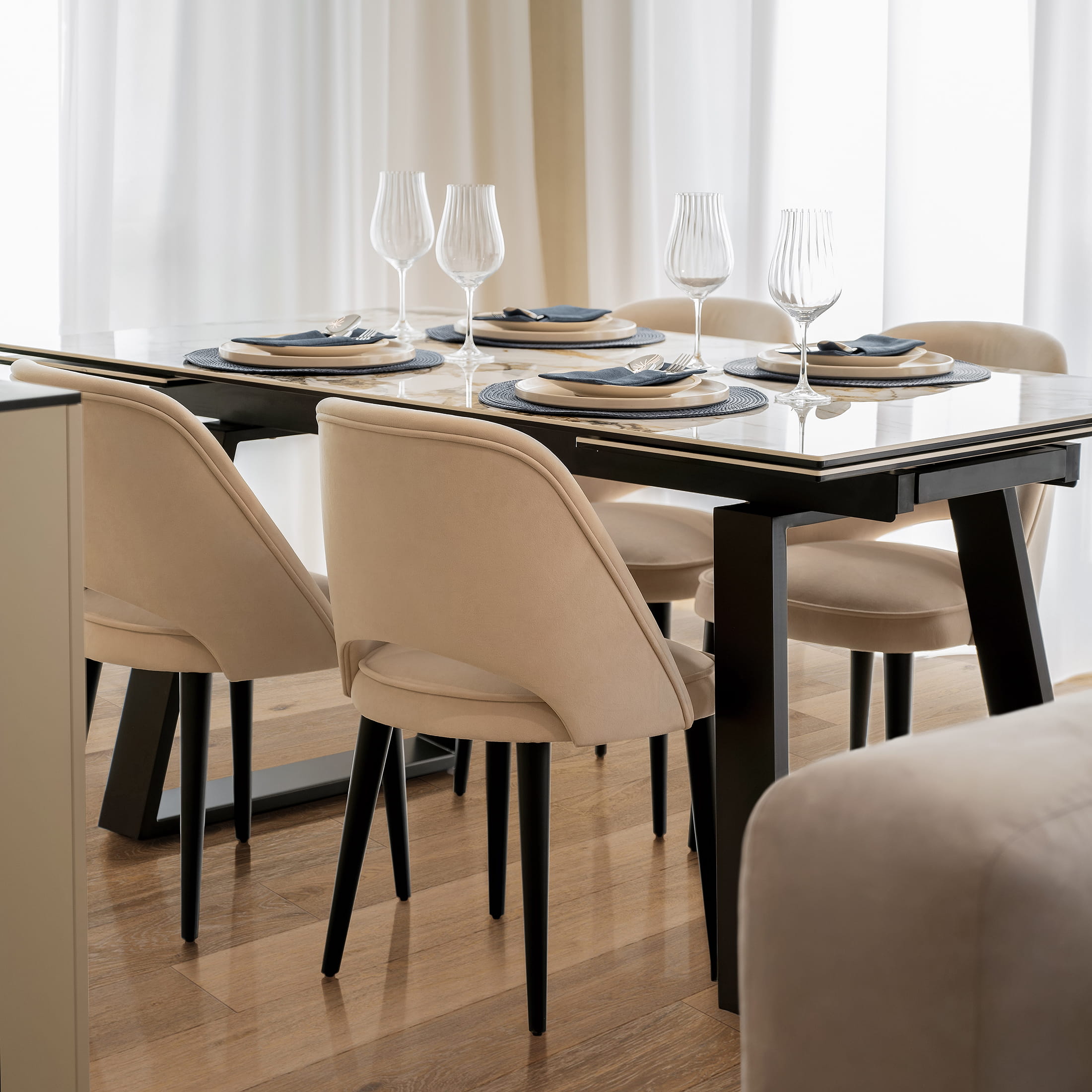 Обеденный стул Тайлер в интерьере в обивке: Egida Teddy 003. Фото 1