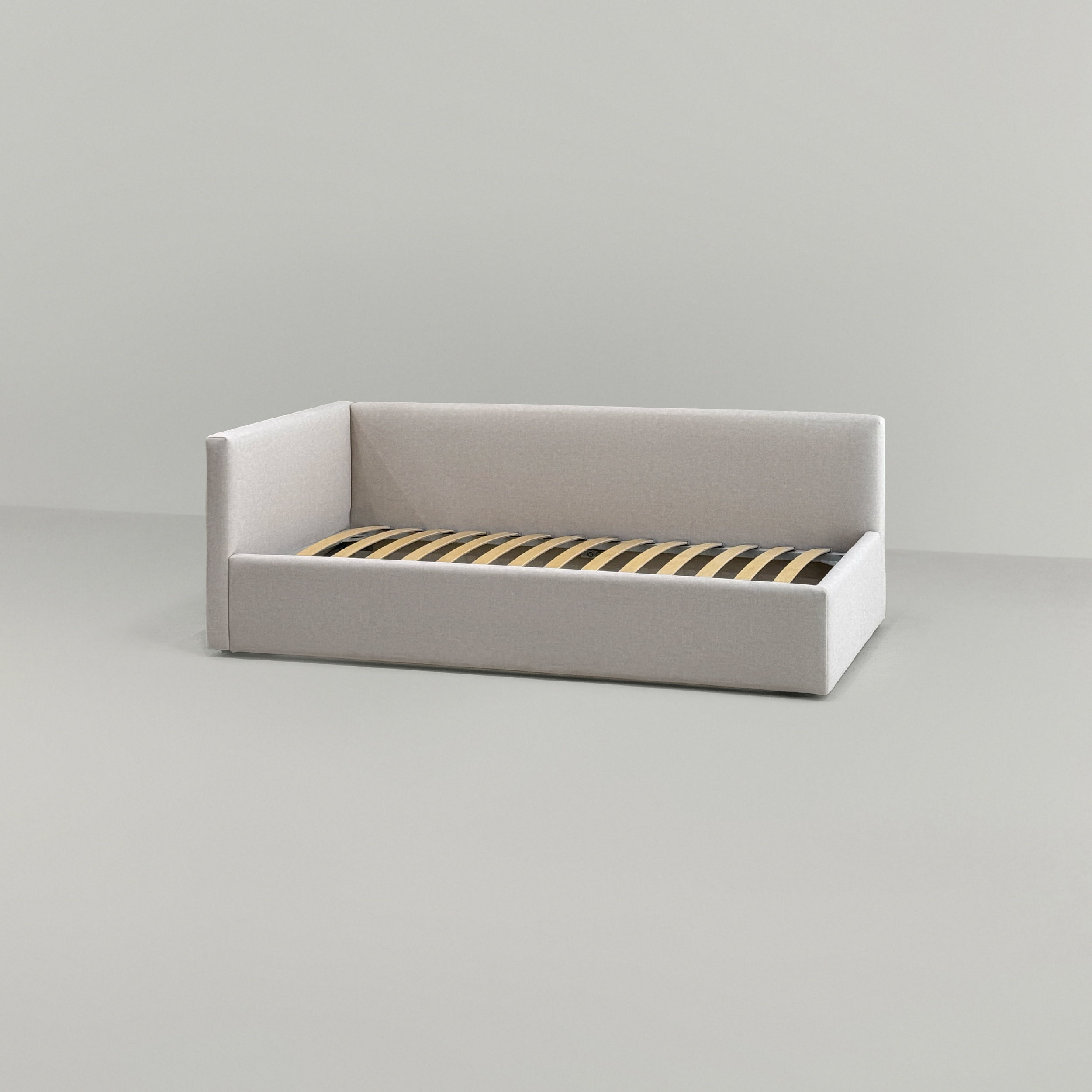 Детская кровать Лео с одним бортом в интерьере в обивке: Domiart Marino 2. Фото 8