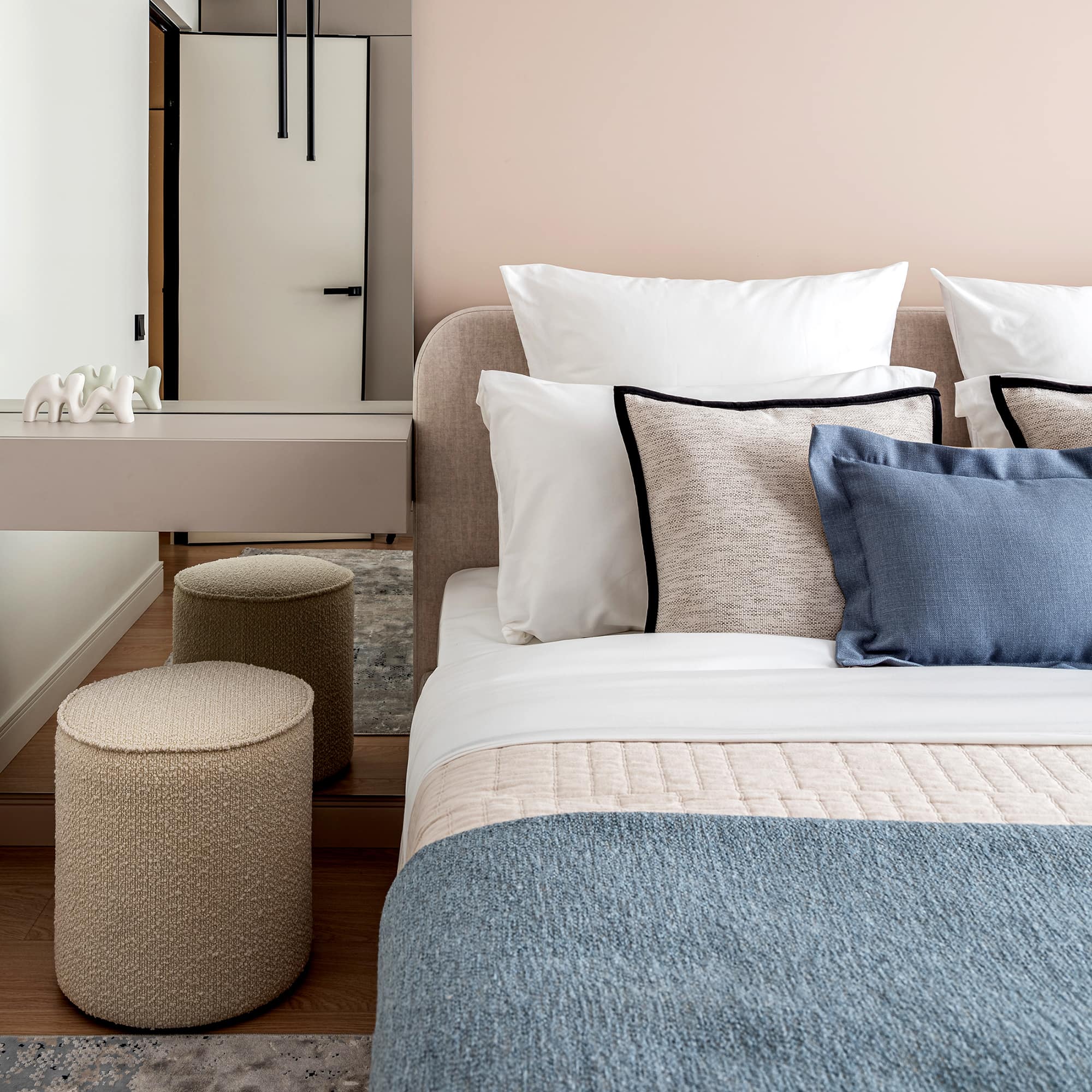 Кровать Бадди с подъемным механизмом в интерьере в обивке: Domiart Missoni 18 Feather, дизайн от: Виктория Сёмина. Фото 1