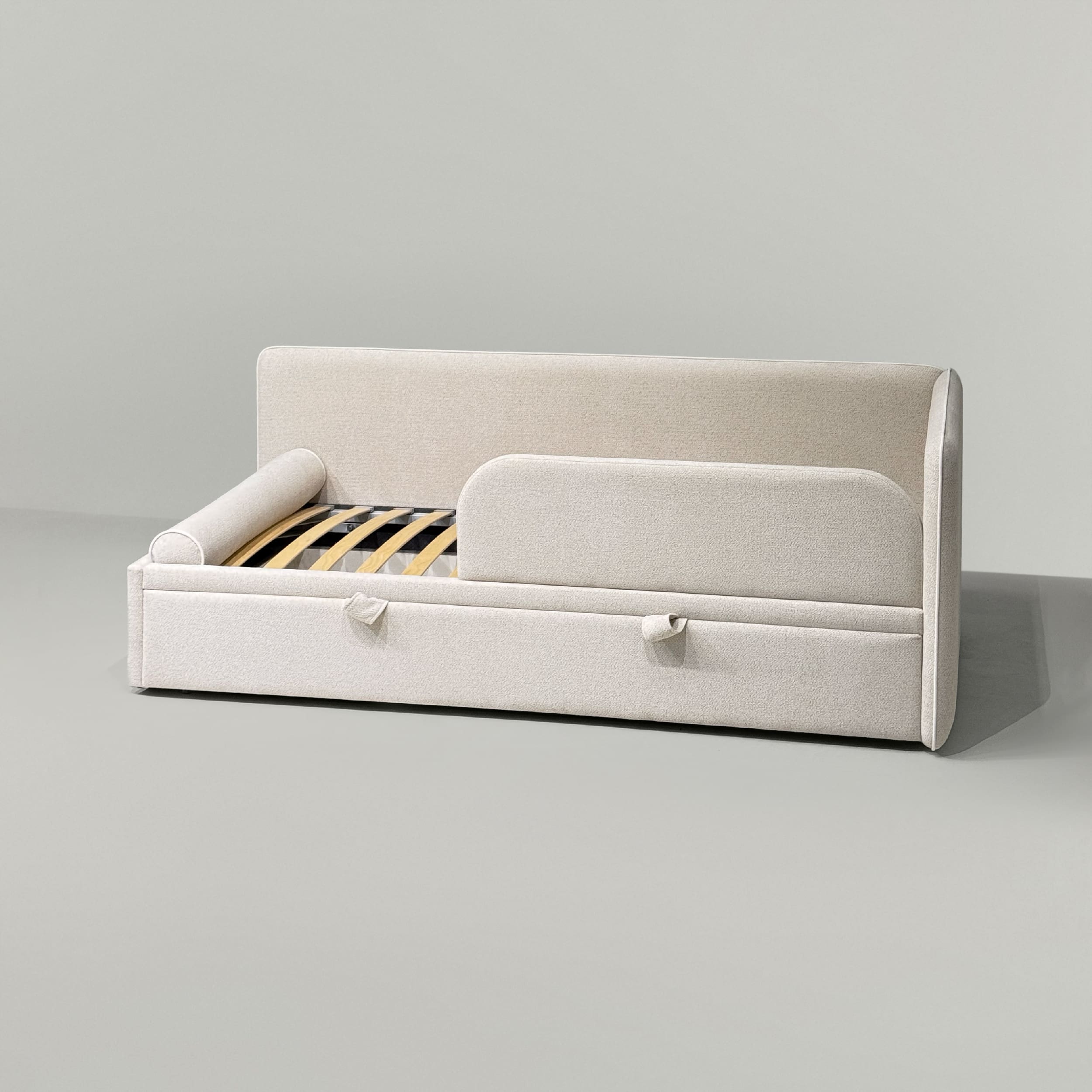 Детская кровать Берт с одним бортом в интерьере в обивке: Союз-м Harris 011 / Кант TextileData Bentley Plain 01. Фото 8