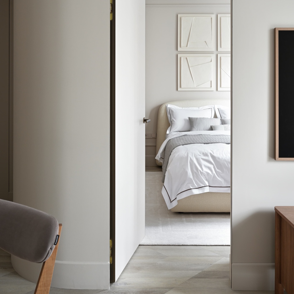 Кровать Конор с подъемным механизмом в интерьере в обивке: Clarins 100, дизайн от: Евгения Римша. Фото 2