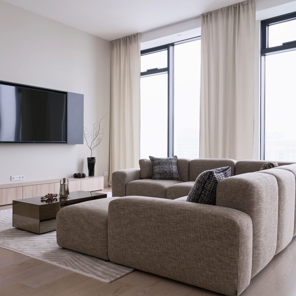 Диван Кермит в интерьере в обивке: Domiart Milano 7 Linen, дизайн от: VIA INTERIOR. Фото 6